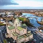Semesterbostad Urban Retreat Walkable To & Salthill With Free Parking *